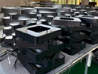 カスタマイズされた顧客商品の生産が開始され、在庫の準備が進行中です。